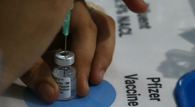 Vaccini, Pfizer: «Iniezioni da ripetere ogni anno come per l'influenza. Nel 2022 anche a bambini tra 6 mesi e 11 anni»