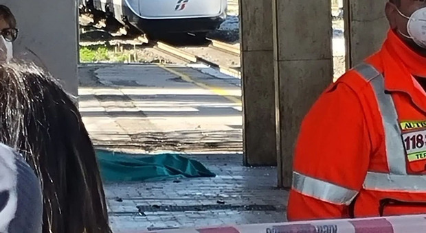 Impatto con l Intercity alla stazione, muore a 66 anni: indagini della Polfer