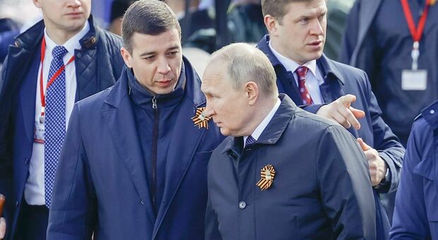 Putin, sarà Kovalev il suo successore? Chi è il misterioso giovane che parlava con lo Zar alla parata