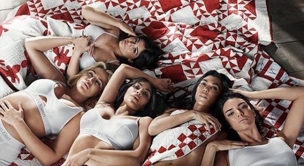 Le sorelle Kardashian in lingerie per Calvin Klein, ma è bufera su Kim: «Non sembra lei»