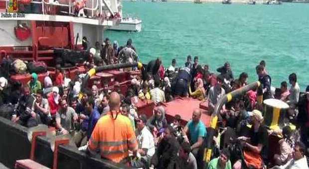 Migranti, sbarcano a Pozzallo 529 persone. Arrestato uno scafista tunisino