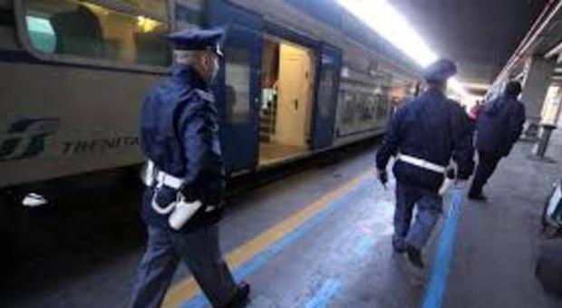 Bergamo, ubriachi armati di cacciavite aggrediscono la capotreno e un passeggero