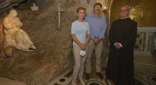 Jànos Ader con la moglie nella grotta di San Benedetto da Norcia a Subiaco