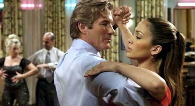 Shall We Dance?, stasera in tv su rete4 la commedia con Richard Gere e Jennifer Lopez: trama, cast e curiosità