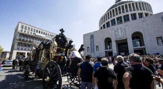 Funerali Casamonica, scoppia la polemica politica. Alfano chiede relazione al prefetto