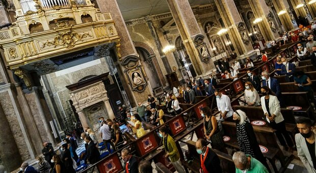 San Gennaro, oggi festa a Napoli ma in Duomo solo 200 persone: «Fai il miracolo, portaci via il Covid». E il sangue si è sciolto