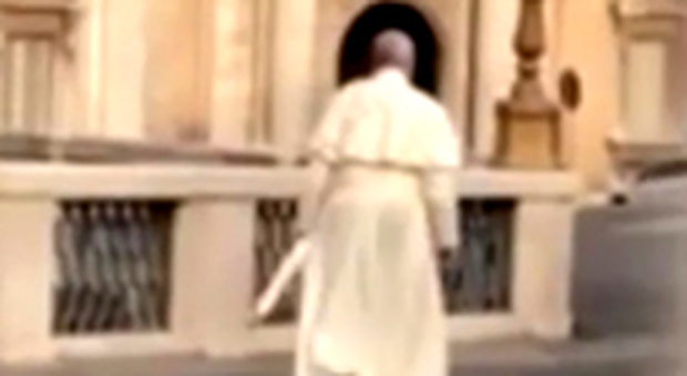 Papa Francesco senza scorta passeggia in Vaticano