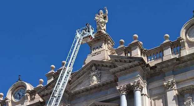 Il Rosario oscilla tra le mani della Madonna, a Pompei gridano al miracolo