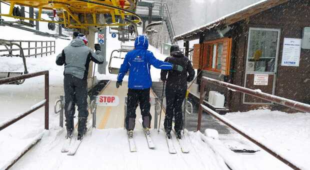 Monte Livata coperto dalla nevicata: piste da sci aperte e pioggia di prenotazioni per il fine settimana