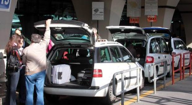 Maxi Blitz contro i tassisti abusivi all'aeroporto di Fiumicino: 20 auto sequestrate, multe per 400 mila euro e 251 segnalati