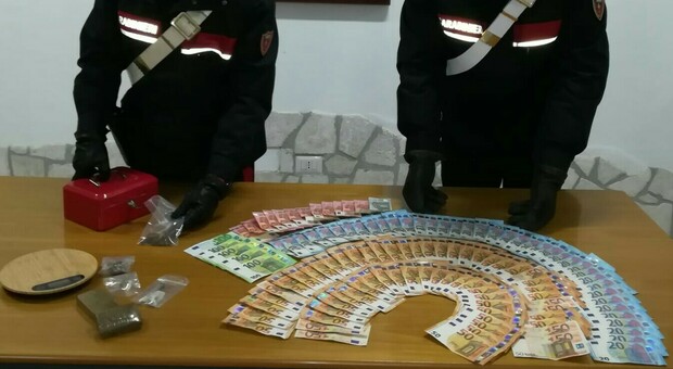Pomezia, blitz a casa di due giovani: sequestrati 200 grammi di droga e 4.000 euro in contanti