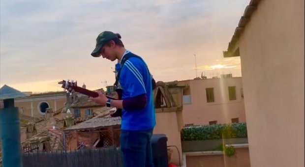 Coronavirus, Jacopo e la chitarra a piazza Navona: «La sindaca Raggi mi ha invitato a suonare in Campidoglio»