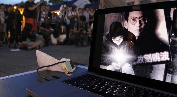 Liu Xiaobo, la Cina censura la morte del Nobel: bloccati i messaggi social sull'eroe di Tienanmen