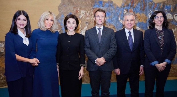 Parigi, il Presidente Macron e il Presidente dell Uzbekistan Mirziyoyev inaugurano due splendide mostre sull Uzbekistan