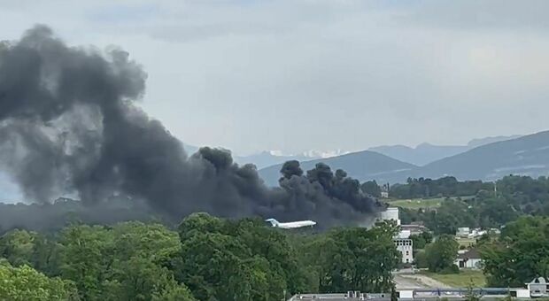 Ginevra, esplosione e fiamme in un edificio vicino l'aeroporto: dirottati tutti i voli