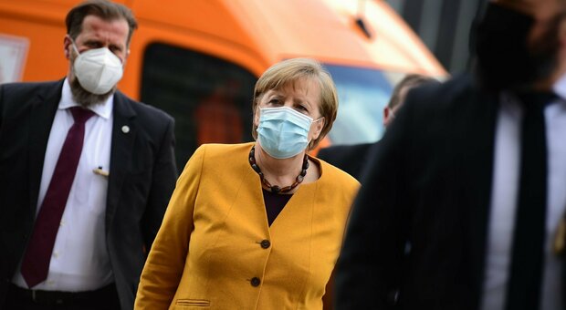 Lockdown in Germania, la Merkel (sommersa dalle critiche) ci ripensa e revoca le restrizioni dure