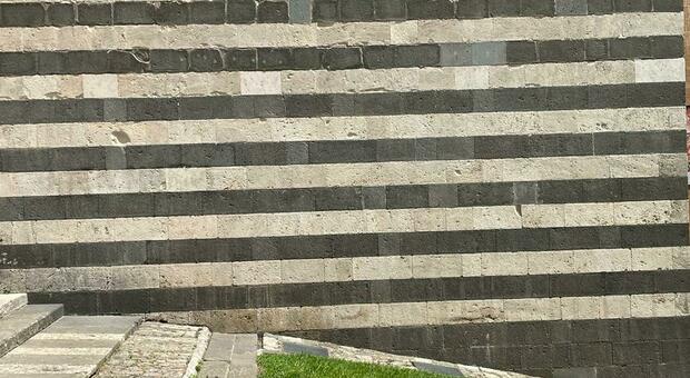 Orvieto, ripulita la parete del Duomo imbrattata. Dalle indagini ancora nulla sul writer, ma spunta un'altra scritta