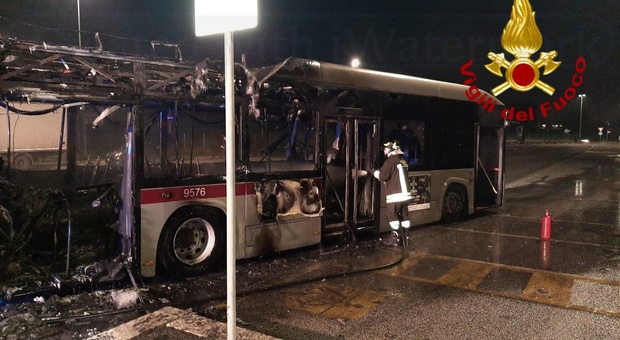 Roma, bus a fuoco sulla Colombo: autista prova a spegnere le fiamme
