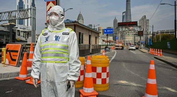 Omicron, boom di casi a Shangai: città in lockdown fino al 5 aprile e test a tappeto su tutta la popolazione