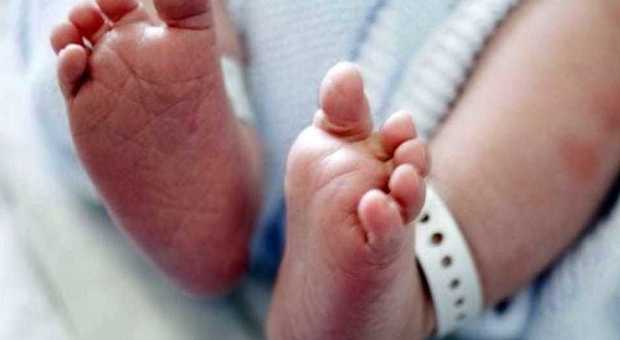 Neonato muore in ospedale mentre la mamma lo allatta: choc al San Camillo di Roma
