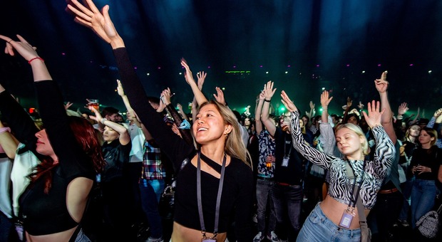 In Olanda si torna a ballare, migliaia di ragazzi in discoteca. Si prova a ripartire