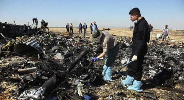 Disastro aereo in Sinai, il Cremlino non esclude il terrorismo, la compagnia aerea: «L'A321 può spaccarsi solo per un fattore esterno»
