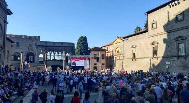 Piazza San Lorenzo al completo per l'evento della candidata Alessandra Troncarelli
