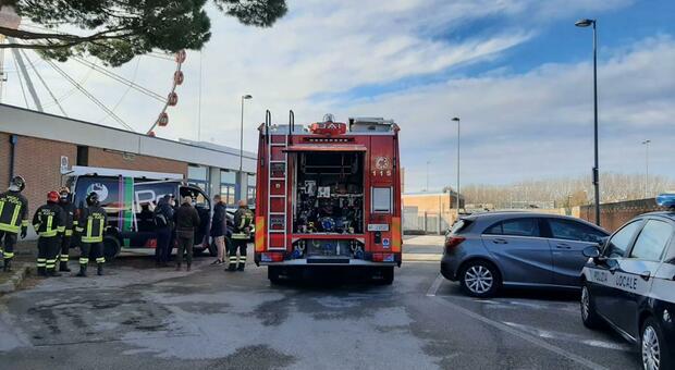 I vigili del fuoco intervenuti al Palazzo del turismo a Jesolo per l'infortunio mortale