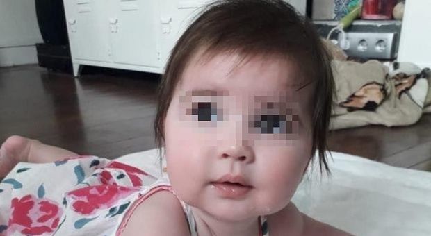 Bimba di 6 mesi non smette di piangere, baby sitter non la sopporta, la scuote con forza e la uccide