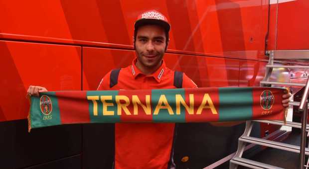 Danilo Petrucci prima di salire sulla moto al Mugello con la sciarpa della Ternana