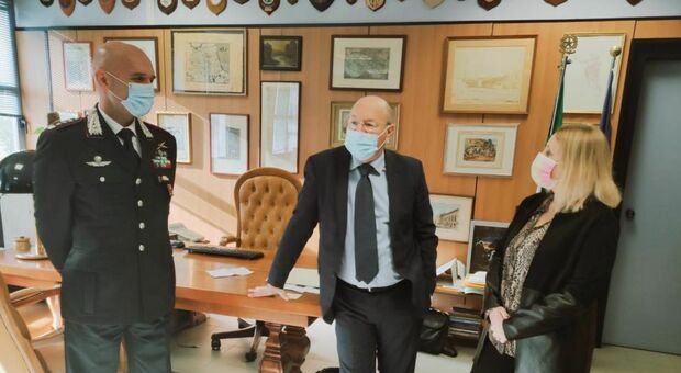 Il comandante dei carabinieri Andrea Antonazzo, il procuratore capo Paolo Auriemma e la pm Paola Conti