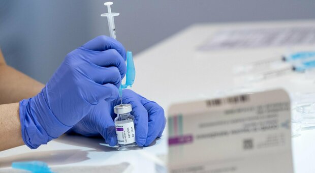 AstraZeneca, malori per il vaccino: gli ospedali interrompono le somministrazioni nel Nord Reno-Westfalia
