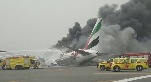Volo Emirates in fiamme a Dubai: morto un soccorritore, quattro passeggeri feriti