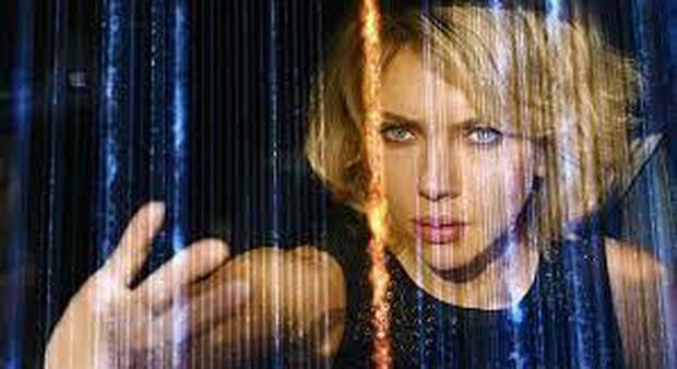 Stasera in tv, oggi lunedì 29 novembre su Italia 1 «Lucy»: curiosità e trama del film con Scarlett Johansson