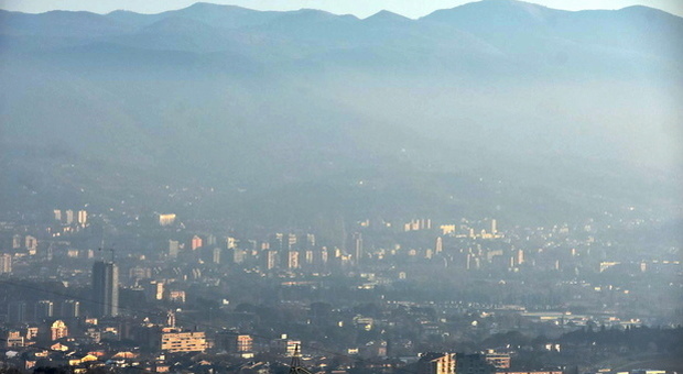 «Casi più gravi dove c'è smog». Scienziato italiano di Cambridge mappa le aree che sono a rischio