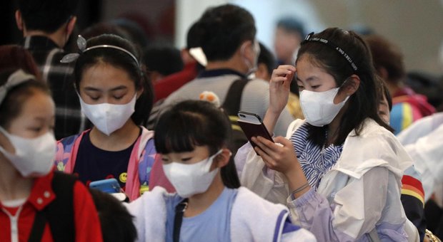 Coronavirus, casi sospetti in Scozia e Francia. Pechino cancella il Capodanno cinese, 4 città isolate