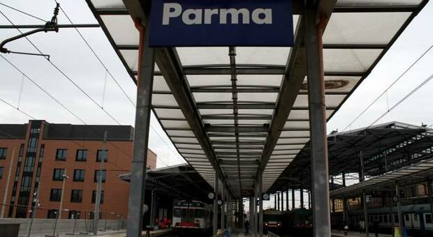Parma, tunisino 21enne lancia transenne sui binari per far deragliare il treno: arrestato
