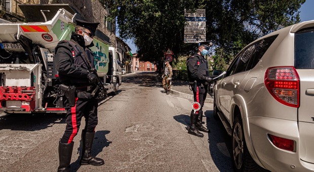 Il Viminale: «Posti di blocco e controlli più severi sulle strade» Gli italiani fuggono verso seconde case e località turistiche