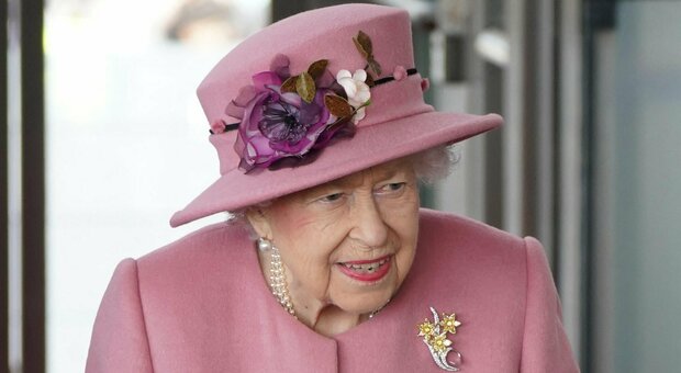 La Regina Elisabetta ha trascorso la notte in ospedale: cancellata visita in Irlanda del Nord