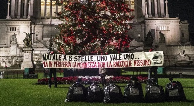 Roma, blitz a piazza Venezia, il nuovo Spelacchio sommerso dai rifiuti: «Un regalo per la Raggi»