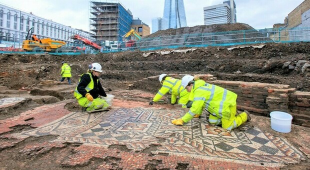 Archeologi al lavoro nel cantiere di scavo a Londra, foto crediti MOLA/Andy Tagliere