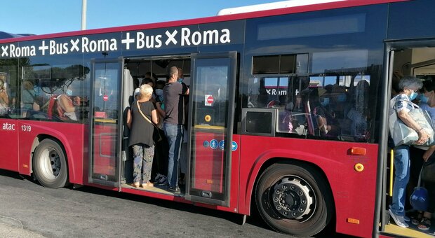Roma, molestie sull'autobus: due studentesse di 17 anni fanno arrestare un maniaco