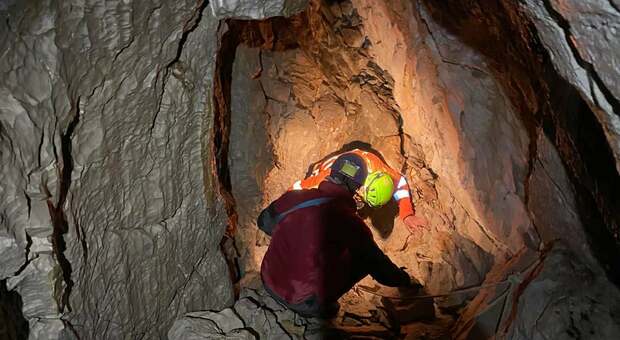 Speleologo ferito e intrappolato tutta la notte in una grotta: salvato dal soccorso alpino