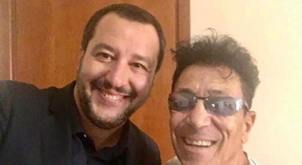 Salvini e la foto con Bennato: da Capitan Uncino al "Capitano", la svolta a destra del cantautore