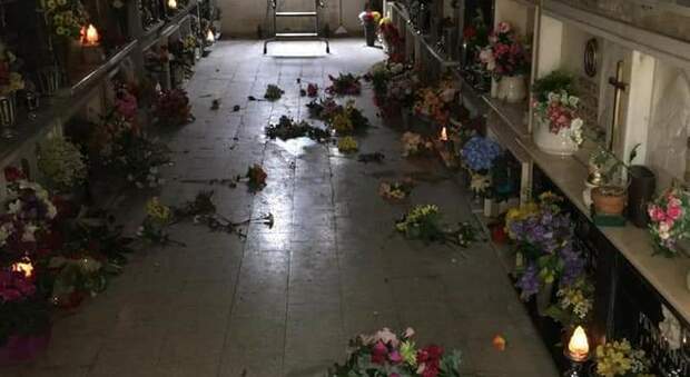 Si rinnovano gli atti vandalici nel cimitero di Canneto: presentata denuncia, in vista le telecamere