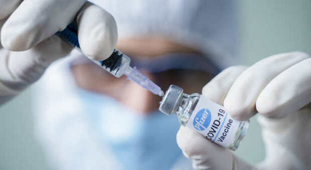 Vaccino Pfizer, shock anafilattico dopo la prima dose: uomo di 50 anni salvato da un medico in pensione