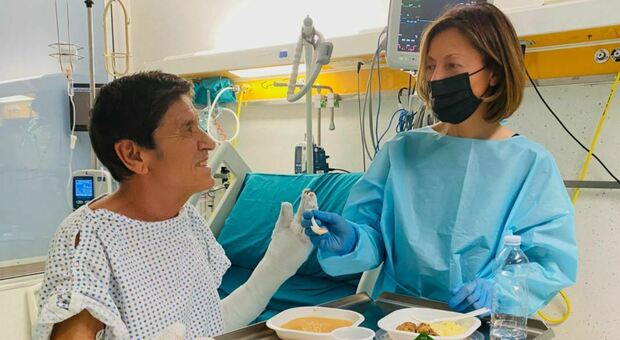 Gianni Morandi, imboccato in Ospedale dalla moglie Anna: «Abbiamo bisogno di chi ci ama»