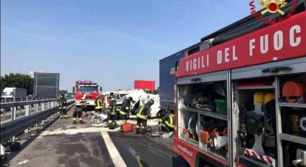 Incidente sull'A4 Milano-Torino, auto contro furgone: morti 4 operai. Traffico bloccato