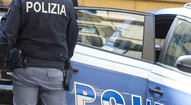Picchia e morde tre poliziotti all'alt, finanziere finisce in cella a Roma: «Sono figlio di un alto dirigente»