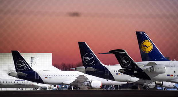 Lufthansa, tagliati 26 mila posti di lavoro. New Alitalia, un altro rinvio